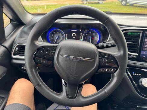 Used 2023 Chrysler Pacifica Touring FWD image 25