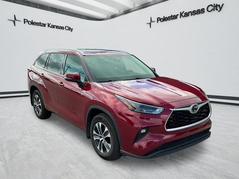 Used 2022 Toyota Highlander XLE AWD/4WD image 1