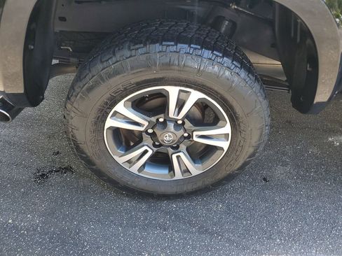 Used 2017 Toyota Tacoma TRD Sport w/ Tow Package RWD image 7