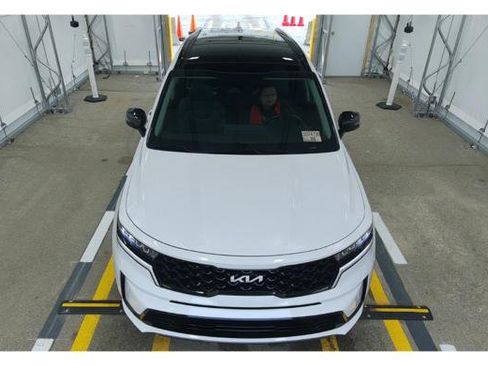 Used 2023 Kia Sorento S w/ Panoramic Sunroof Package image 2