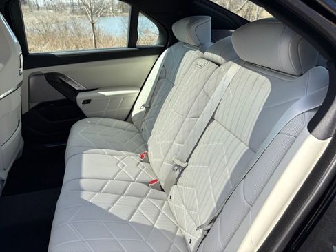 Used 2025 BMW i7 xDrive60 w/ Premium Package image 18