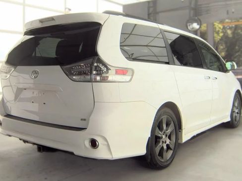 Used 2015 Toyota Sienna SE FWD image 3