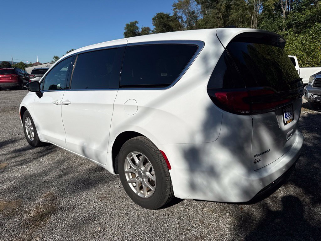 Used 2025 Chrysler Pacifica Select FWD image 4