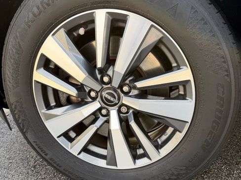 Certified 2024 Nissan Pathfinder SL w/ Black Appearance Package AWD/4WD image 10