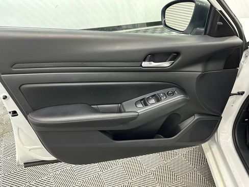 Used 2025 Nissan Altima 2.5 SV image 11