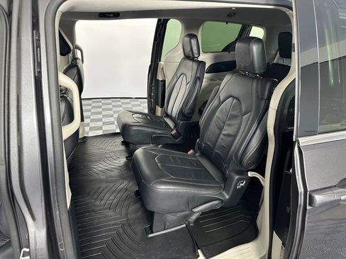 Used 2017 Chrysler Pacifica Touring-L image 29