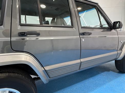 Used 1990 Jeep Cherokee Laredo RWD image 13