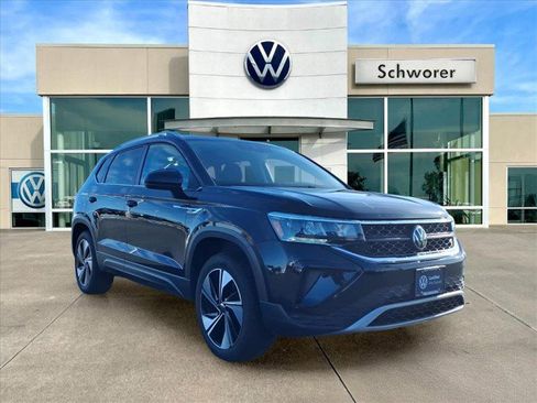 Certified 2024 Volkswagen Taos SE image 5