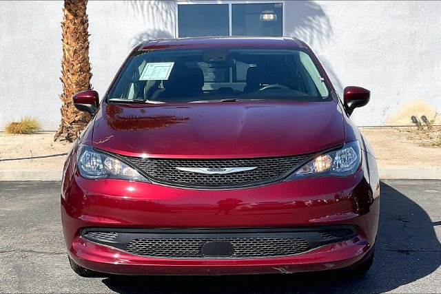 Used 2023 Chrysler Voyager LX FWD image 2