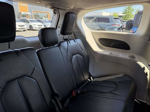 Used 2024 Chrysler Pacifica Touring-L FWD image 16
