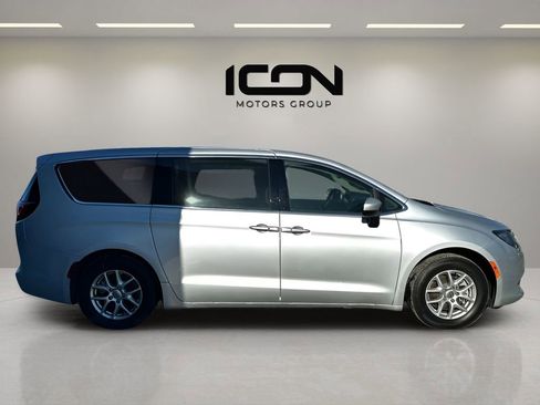 Used 2023 Chrysler Voyager LX image 6