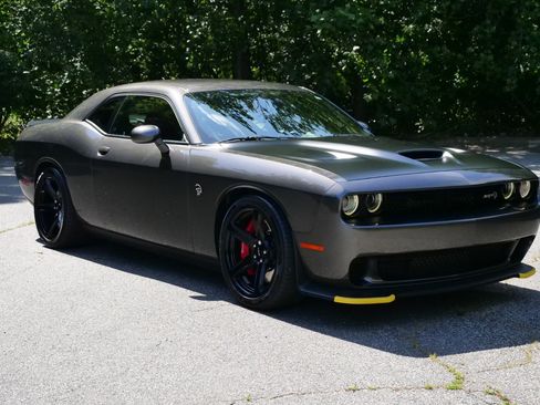 Used 2018 Dodge Challenger SRT Hellcat RWD image 4