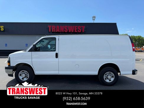Used 2021 Chevrolet Express 2500 w/ Driver Convenience Package RWD image 2