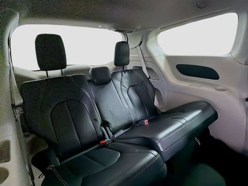 Used 2024 Chrysler Pacifica Touring-L FWD image 27