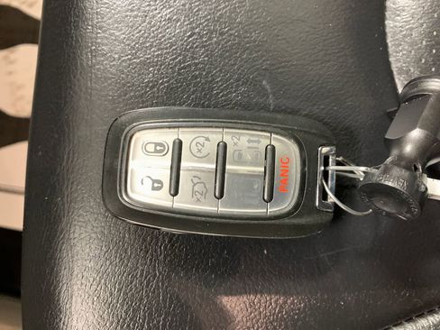 Used 2018 Chrysler Pacifica Touring-L Plus image 17