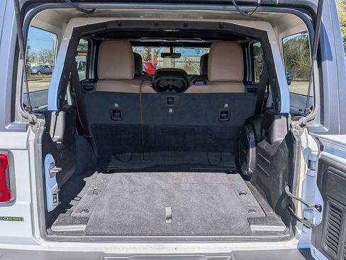 Used 2020 Jeep Wrangler Unlimited Sahara image 31