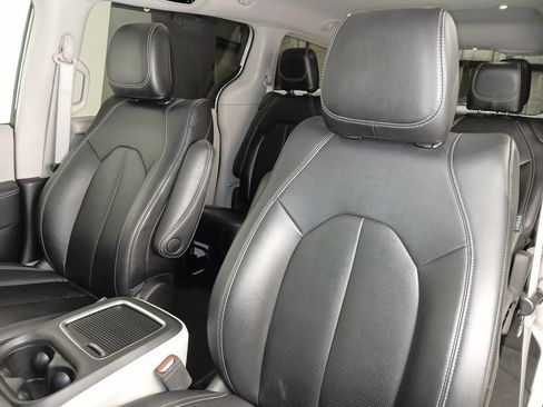 Used 2024 Chrysler Pacifica Touring-L FWD image 11