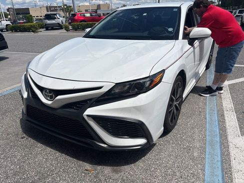 Used 2022 Toyota Camry SE w/ Convenience Package FWD image 2