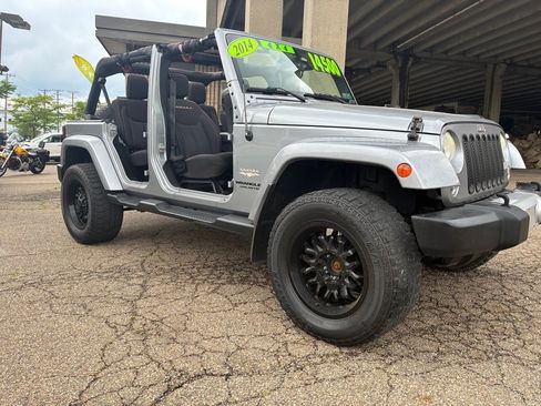 Used 2014 Jeep Wrangler Unlimited Sahara w/ Connectivity Group AWD/4WD image 23