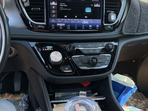 Used 2021 Chrysler Pacifica Limited w/ S Appearance Package image 3