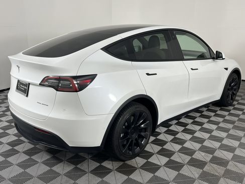 Used 2021 Tesla Model Y Long Range image 12