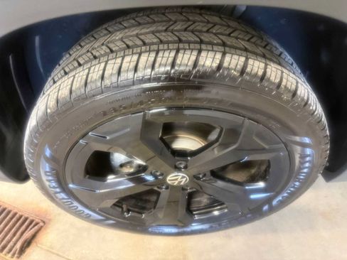 Certified 2025 Volkswagen Taos SEL w/ Black Wheel Plus Package AWD/4WD image 8