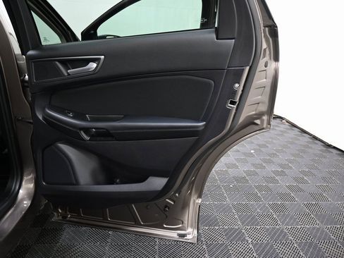 Used 2019 Ford Edge SE image 19