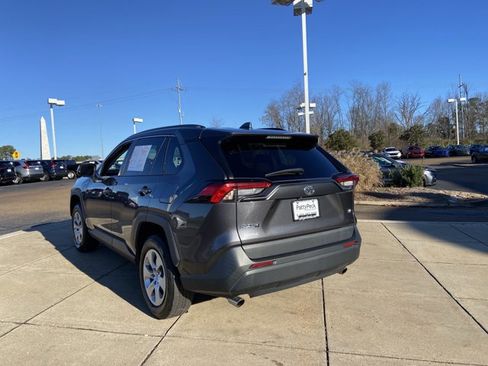 Used 2021 Toyota RAV4 LE image 8