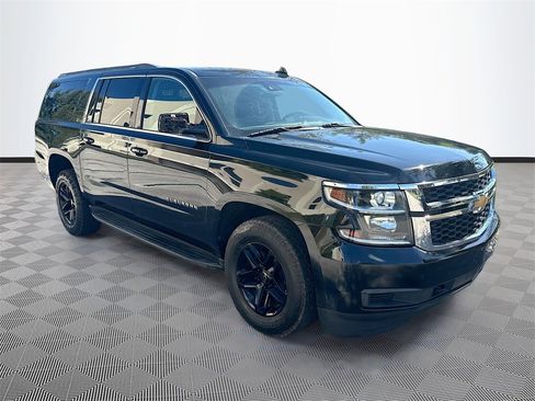 Used 2018 Chevrolet Suburban LT image 4