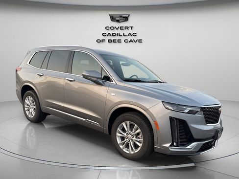 New 2025 Cadillac XT6 Luxury image 2