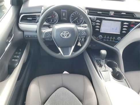 Used 2018 Toyota Camry LE image 14