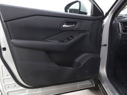 Used 2025 Nissan Rogue SV AWD/4WD image 19