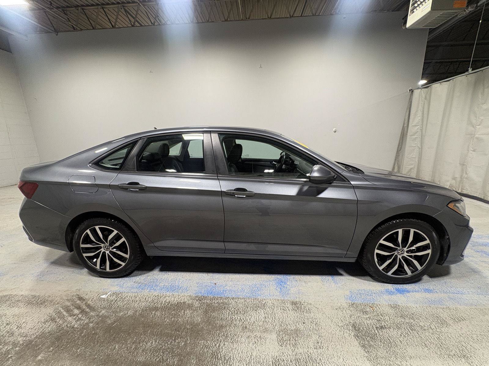 Used 2025 Volkswagen Jetta SE FWD image 5