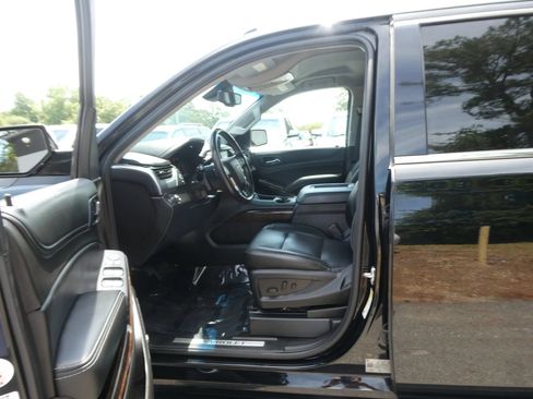 Used 2019 Chevrolet Suburban LT RWD image 12