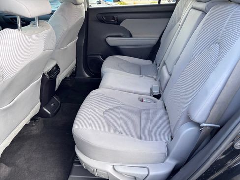 Used 2023 Toyota Highlander LE FWD image 15