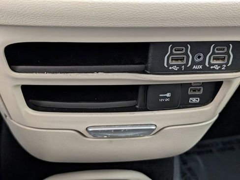 Used 2022 Chrysler Pacifica Touring-L image 37