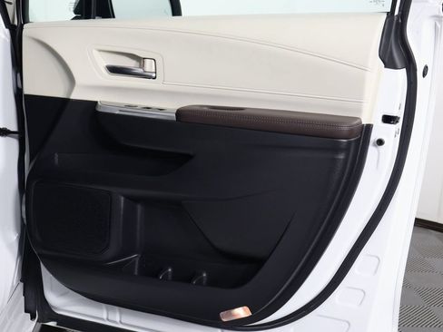 Used 2024 Toyota Sienna Platinum FWD image 14