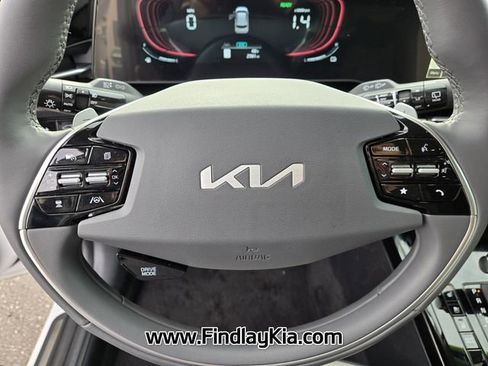 Certified 2025 Kia Niro SX image 25