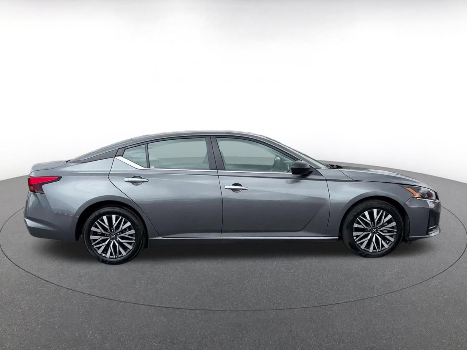 Used 2025 Nissan Altima 2.5 SV FWD image 15