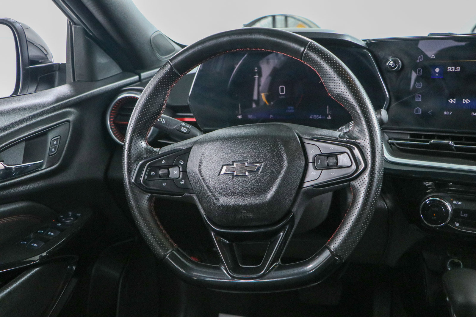 Used 2025 Chevrolet Trax RS w/ Sunroof Package FWD image 12