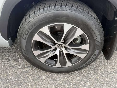 Used 2022 Toyota Highlander XLE FWD image 32