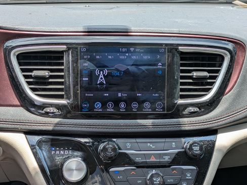 Used 2019 Chrysler Pacifica Limited FWD image 15