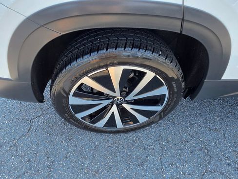 Used 2024 Volkswagen Taos SE w/ Panoramic Sunroof Package FWD image 9
