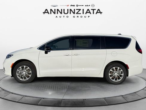 New 2026 Chrysler Pacifica Select image 2