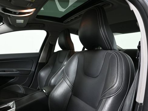 Used 2017 Volvo S60 T5 Dynamic image 4