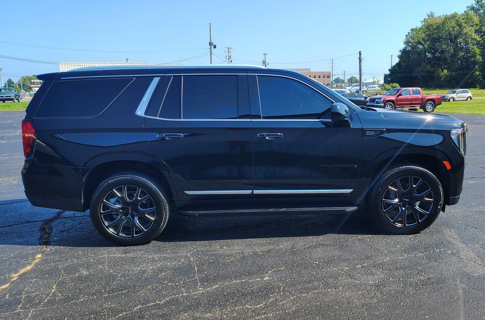 Used 2023 GMC Yukon SLT AWD/4WD image 4