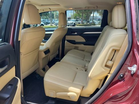 Used 2017 Toyota Highlander XLE image 11