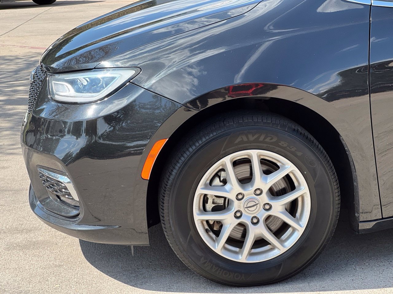 Used 2023 Chrysler Pacifica Touring-L FWD image 24