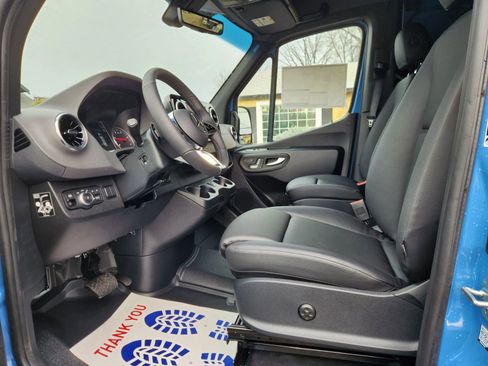 Used 2025 Mercedes-Benz Sprinter 2500 image 10