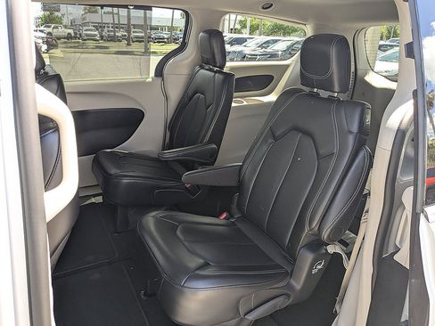 Used 2024 Chrysler Pacifica Touring-L FWD image 30